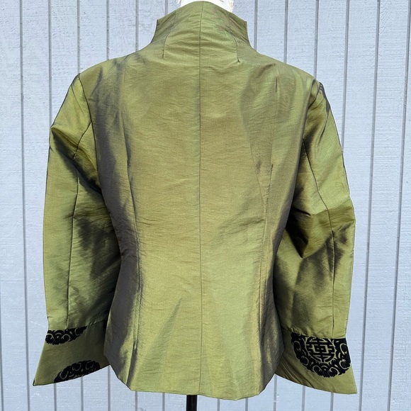 Gorgeous Green Silk Bouse - Picture 7 of 11